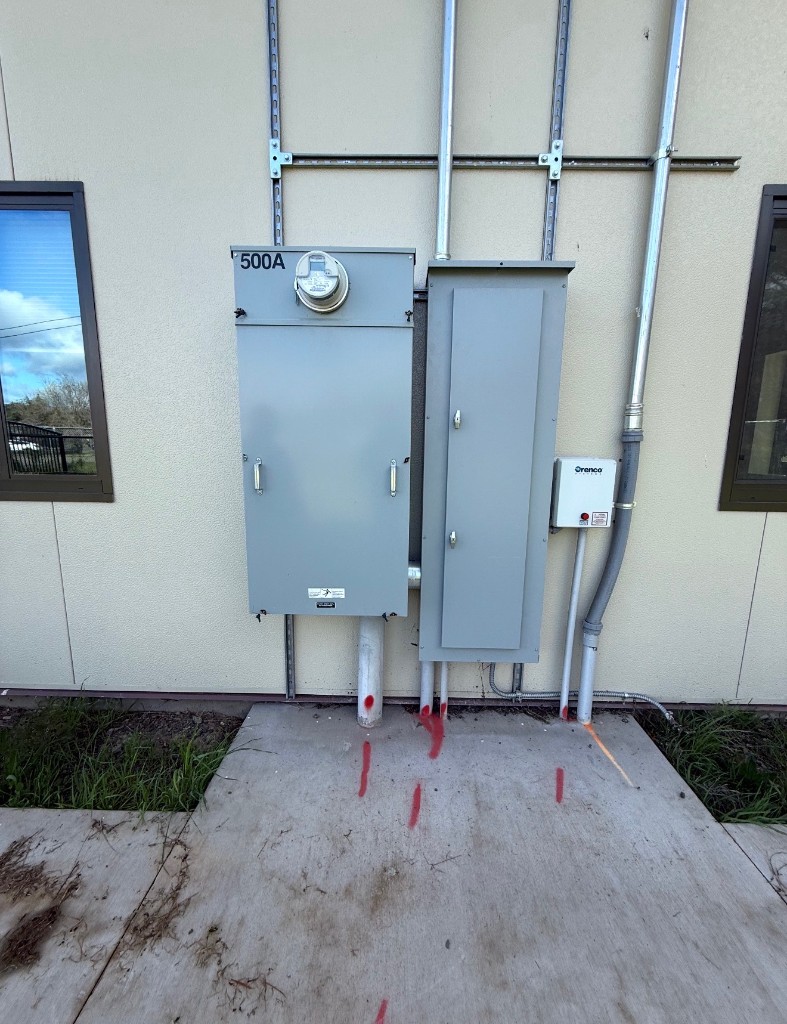 500 amp commercial electrical service equipment on an exterior wall